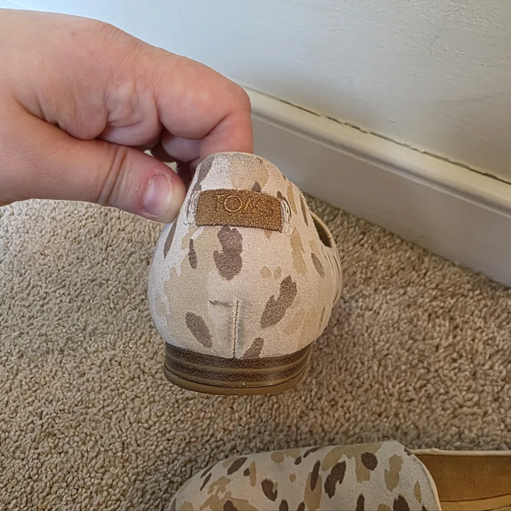 TOMS Women Cream and Brown Camoflauge Patterned Slip-On Loafer Shoes Size 5.5